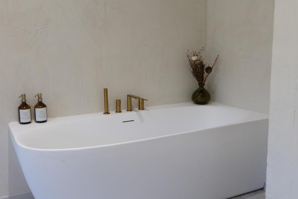Deluxe Room N. 1 — la baignoire îlot dans la chambre