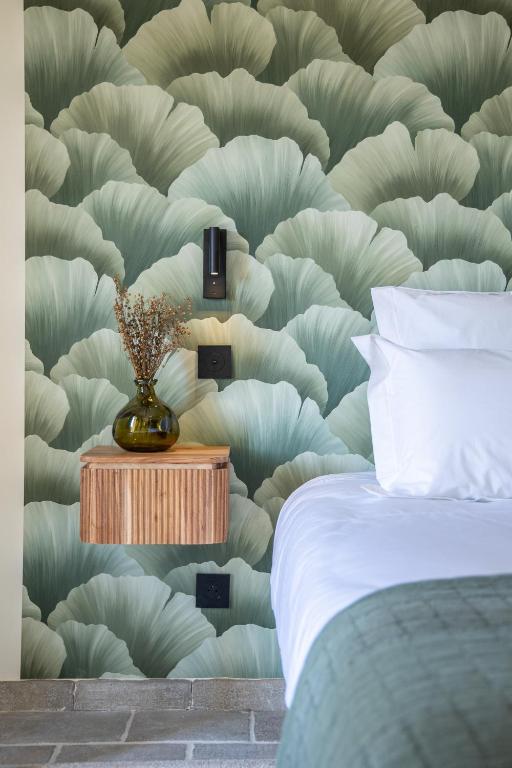 Deluxe Suite — le lit et le papier peint botanique